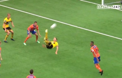 VIDEO: Siêu phẩm ngả bàn đèn ở giải VĐQG Nauy